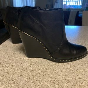 Beautiful Very Volatile black leather ankle boots!